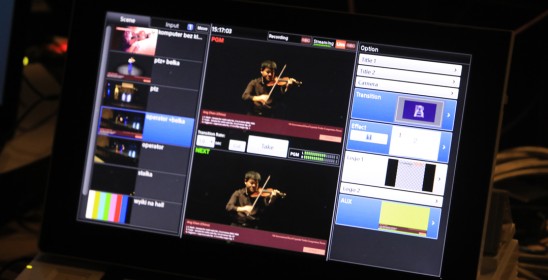 Ekran komputera pokazujący kadry z nagrania transmisji przesłuchań skrzypka
