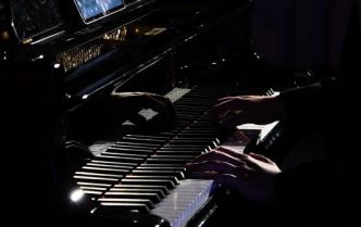 ręce na klawiaturze fortepianu