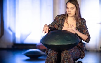 kobieta grająca na instrumencie muzycznym Handpan