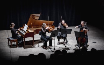 troje muzyków grających na instrumentach smyczkowych i kobieta grająca na fortepianie historycznym