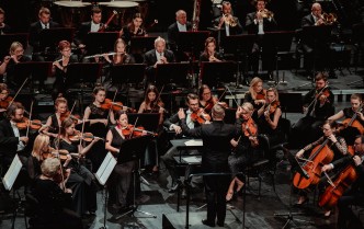 orkiestra siedząca na scenie